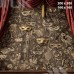 Tło karnawałowe teatralne z czerwonymi kotarami i złotymi maskami | K_190